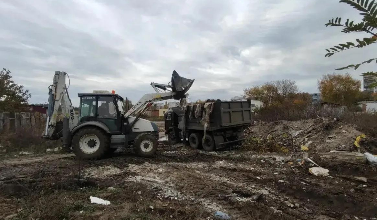 В Курске ликвидируют крупные свалки мусора вдоль проспекта Булатова