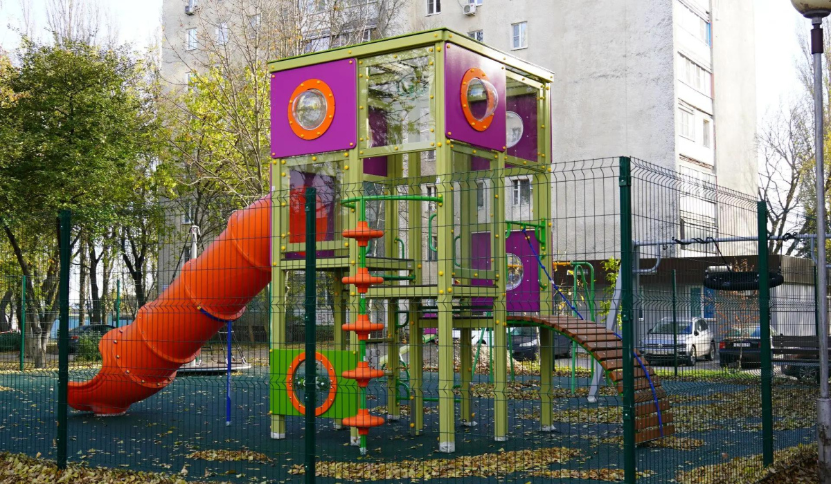 В Курчатове Курской области обновляют детские площадки