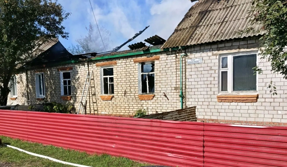 В поселке Прямицыно Курской области произошел пожар в жилом доме