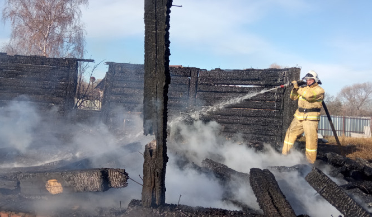 В Курской области потушили горящую хозпостройку