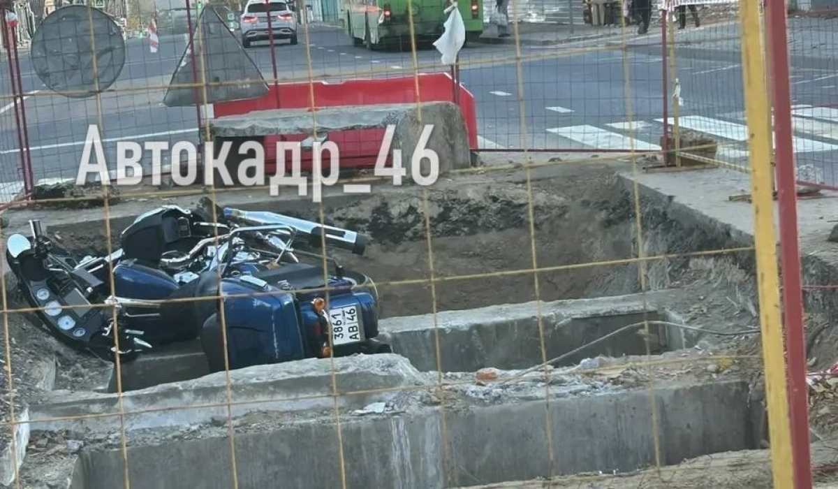 В Курске мотоциклист врезался в ограждение у разрытия на Красной Армии