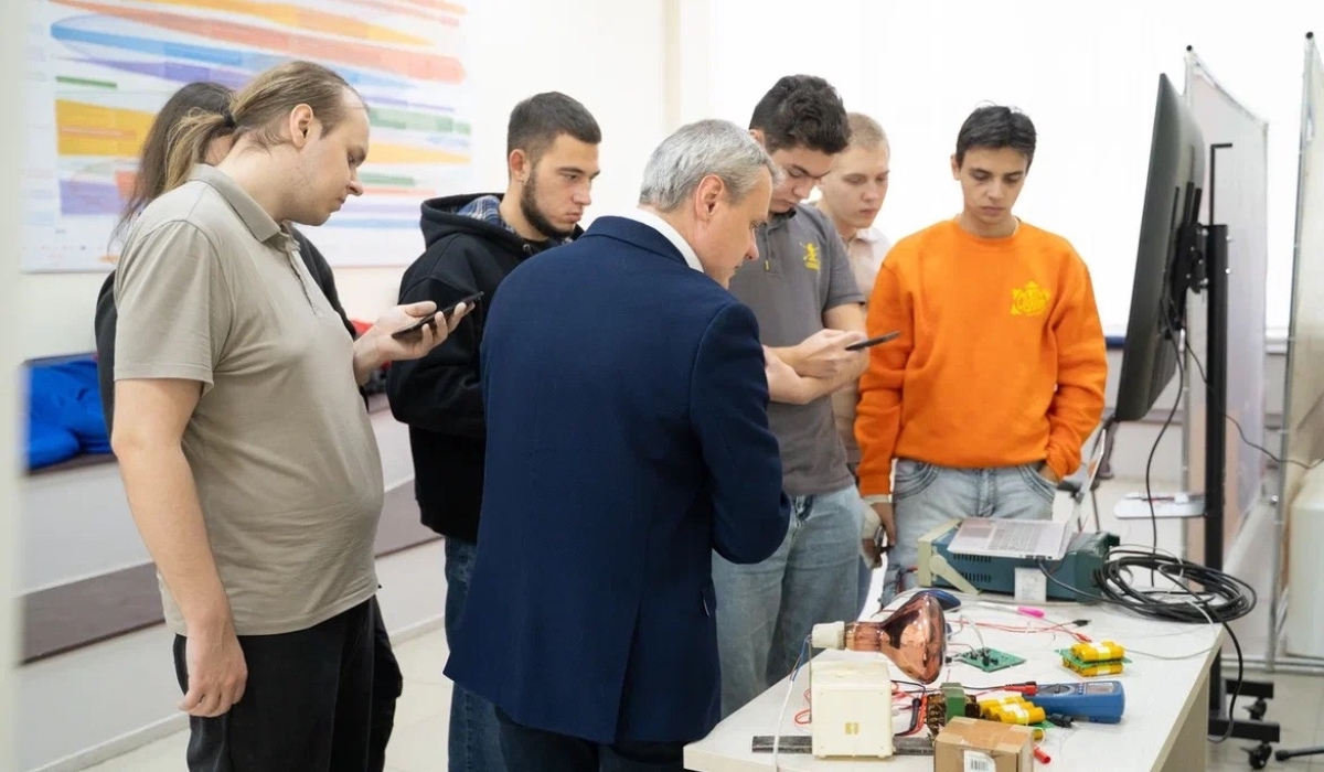 640 курских студентов приступили к сборке космического спутника